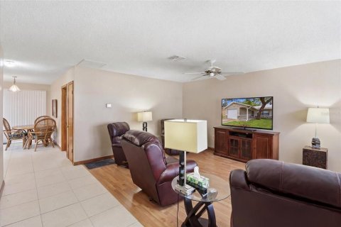 Immobilier commercial à vendre à Spring Hill, Floride: 4 chambres, 187.48 m2 № 2149262 - photo 11
