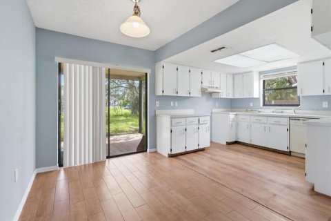 Immobilier commercial à vendre à Spring Hill, Floride: 4 chambres, 187.48 m2 № 2149262 - photo 3