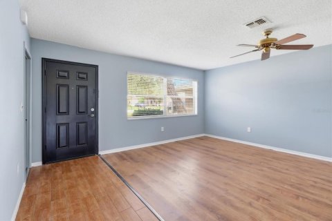 Immobilier commercial à vendre à Spring Hill, Floride: 4 chambres, 187.48 m2 № 2149262 - photo 2