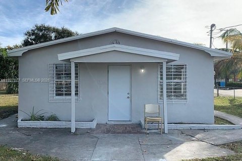 Villa ou maison à vendre à Fort Lauderdale, Floride: 3 chambres, 114.46 m2 № 1987935 - photo 1