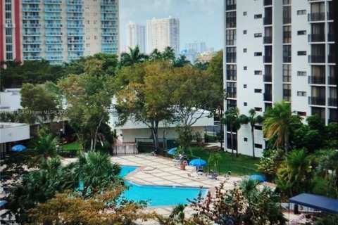 Снять в аренду кондоминиум в Санни-Айлс-Бич, Флорида 2 спальни, 83.05м2, № 1949654 - фото 1