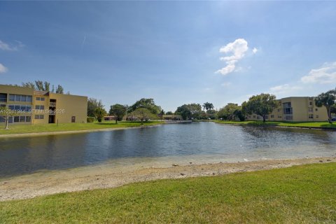 Condo in Tamarac, Florida, 2 bedrooms № 2074948 - photo 2