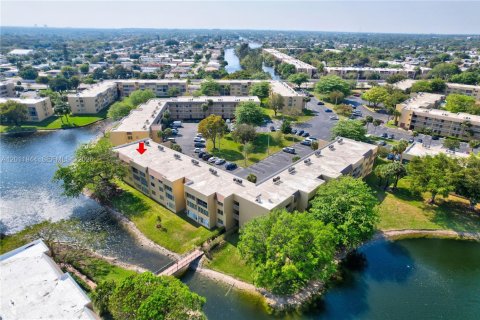Condo in Tamarac, Florida, 2 bedrooms № 2074948 - photo 3