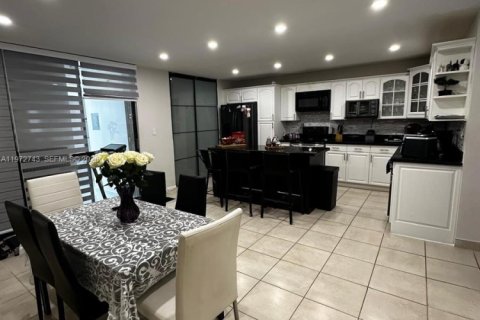 Touwnhouse à louer à Miami, Floride: 3 chambres, 162.95 m2 № 2032958 - photo 11