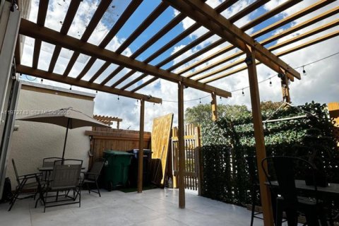 Touwnhouse à louer à Miami, Floride: 3 chambres, 162.95 m2 № 2032958 - photo 2