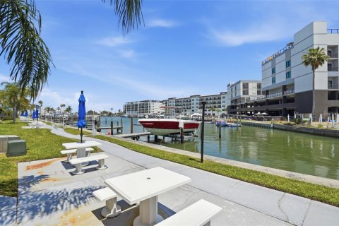 Condo in Madeira Beach, Florida, 1 bedroom  № 2229320 - photo 22