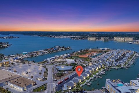 Condo in Madeira Beach, Florida, 1 bedroom  № 2229320 - photo 25