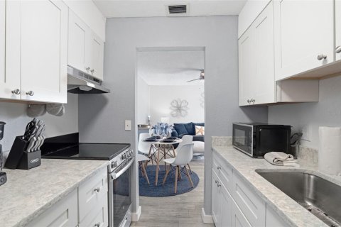 Condo in Madeira Beach, Florida, 1 bedroom  № 2229320 - photo 11