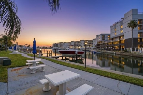 Condo in Madeira Beach, Florida, 1 bedroom  № 2229320 - photo 23