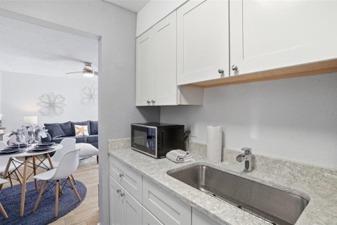Condo in Madeira Beach, Florida, 1 bedroom  № 2229320 - photo 14