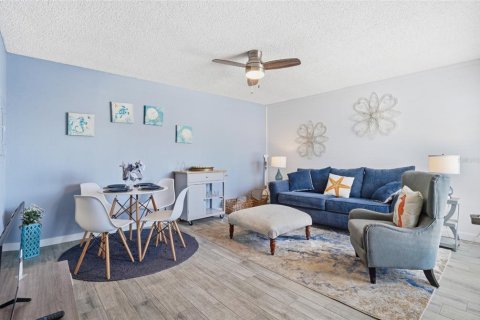 Condo in Madeira Beach, Florida, 1 bedroom  № 2229320 - photo 5