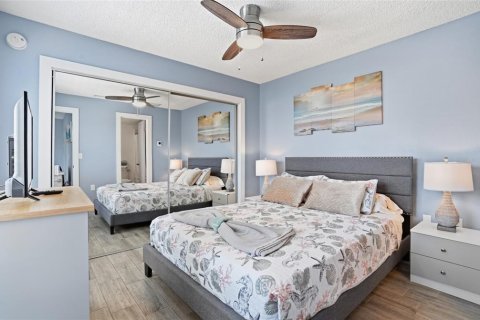 Condo in Madeira Beach, Florida, 1 bedroom  № 2229320 - photo 17