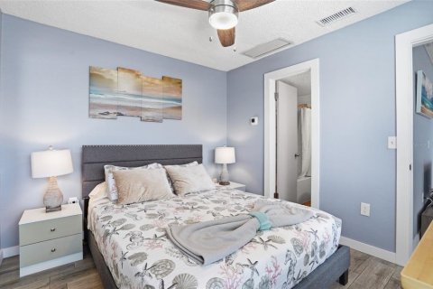 Condo in Madeira Beach, Florida, 1 bedroom  № 2229320 - photo 18