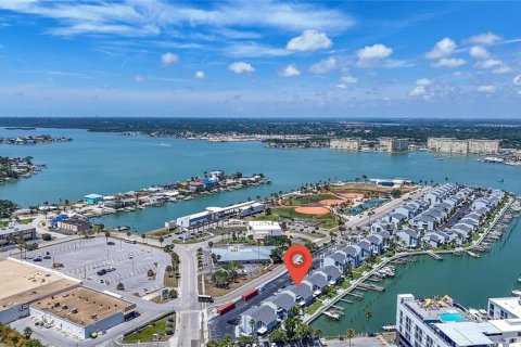 Condo in Madeira Beach, Florida, 1 bedroom  № 2229320 - photo 29