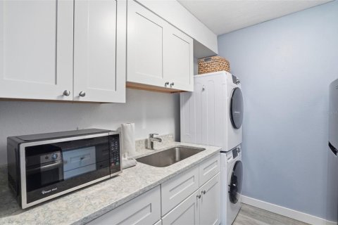 Condo in Madeira Beach, Florida, 1 bedroom  № 2229320 - photo 12