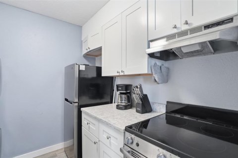 Condo in Madeira Beach, Florida, 1 bedroom  № 2229320 - photo 15