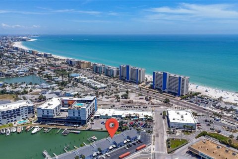 Condo in Madeira Beach, Florida, 1 bedroom  № 2229320 - photo 26