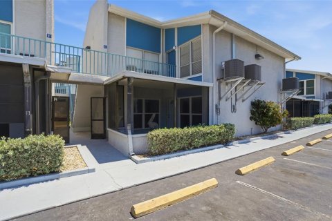 Condo in Madeira Beach, Florida, 1 bedroom № 2229320