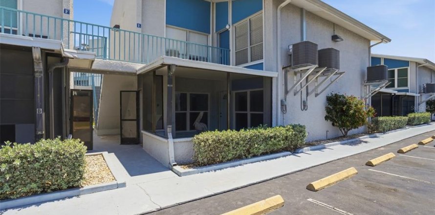 Condo in Madeira Beach, Florida, 1 bedroom  № 2229320