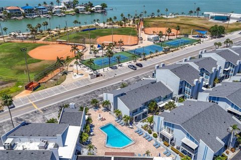 Condo in Madeira Beach, Florida, 1 bedroom  № 2229320 - photo 24