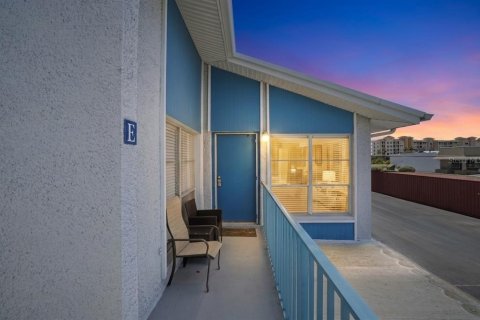 Condo in Madeira Beach, Florida, 1 bedroom  № 2229320 - photo 2