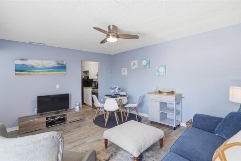 Condo in Madeira Beach, Florida, 1 bedroom  № 2229320 - photo 8