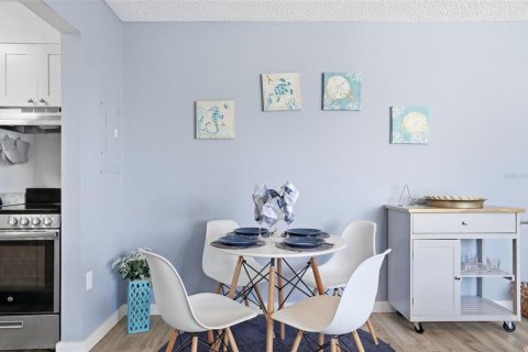 Condo in Madeira Beach, Florida, 1 bedroom  № 2229320 - photo 9