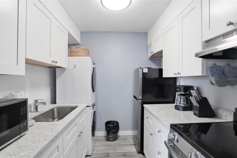 Condo in Madeira Beach, Florida, 1 bedroom  № 2229320 - photo 13