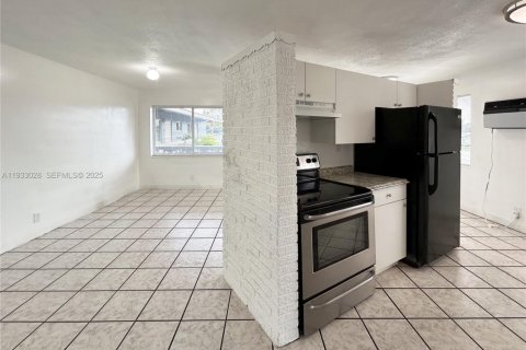 Снять в аренду квартиру в Уилтон-Мэнорс, Флорида 1 спальня, 52.03м2, № 1991811 - фото 4