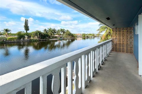 Снять в аренду квартиру в Уилтон-Мэнорс, Флорида 1 спальня, 52.03м2, № 1991811 - фото 15