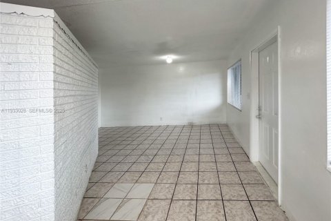 Снять в аренду квартиру в Уилтон-Мэнорс, Флорида 1 спальня, 52.03м2, № 1991811 - фото 9