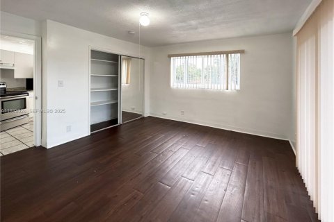 Снять в аренду квартиру в Уилтон-Мэнорс, Флорида 1 спальня, 52.03м2, № 1991811 - фото 11