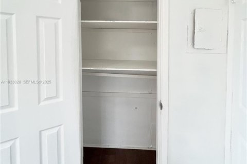 Снять в аренду квартиру в Уилтон-Мэнорс, Флорида 1 спальня, 52.03м2, № 1991811 - фото 12