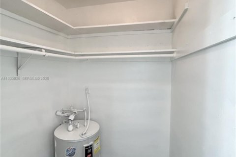 Снять в аренду квартиру в Уилтон-Мэнорс, Флорида 1 спальня, 52.03м2, № 1991811 - фото 13