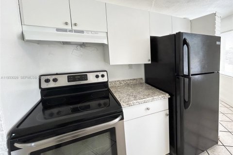 Снять в аренду квартиру в Уилтон-Мэнорс, Флорида 1 спальня, 52.03м2, № 1991811 - фото 1