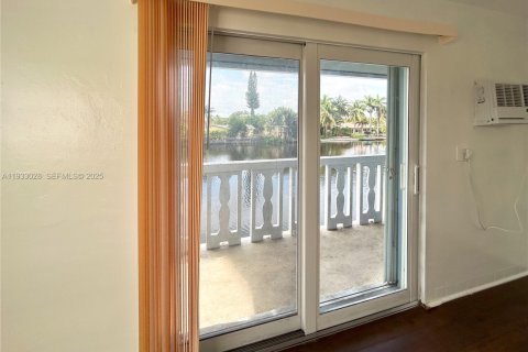 Снять в аренду квартиру в Уилтон-Мэнорс, Флорида 1 спальня, 52.03м2, № 1991811 - фото 14