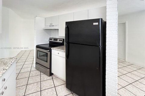 Снять в аренду квартиру в Уилтон-Мэнорс, Флорида 1 спальня, 52.03м2, № 1991811 - фото 3