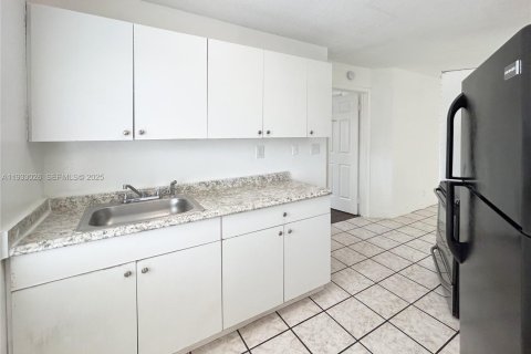 Снять в аренду квартиру в Уилтон-Мэнорс, Флорида 1 спальня, 52.03м2, № 1991811 - фото 2