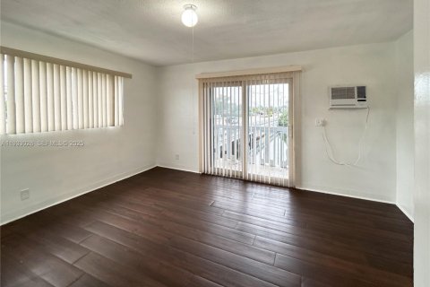 Снять в аренду квартиру в Уилтон-Мэнорс, Флорида 1 спальня, 52.03м2, № 1991811 - фото 10