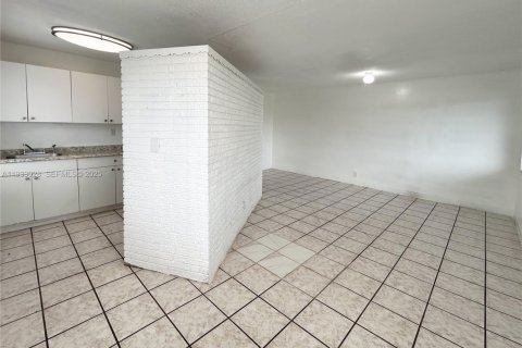 Снять в аренду квартиру в Уилтон-Мэнорс, Флорида 1 спальня, 52.03м2, № 1991811 - фото 5