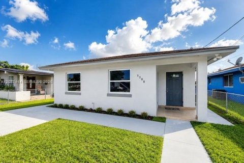 House in Hialeah, Florida 3 bedrooms, 133.22 sq.m. № 2176475
