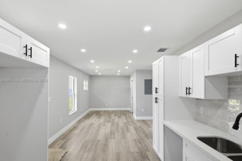 Villa ou maison à vendre à Hialeah, Floride: 3 chambres, 133.22 m2 № 2176475 - photo 12