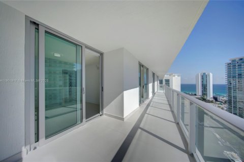 Condo in Sunny Isles Beach, Florida, 2 bedrooms  № 1953572 - photo 1