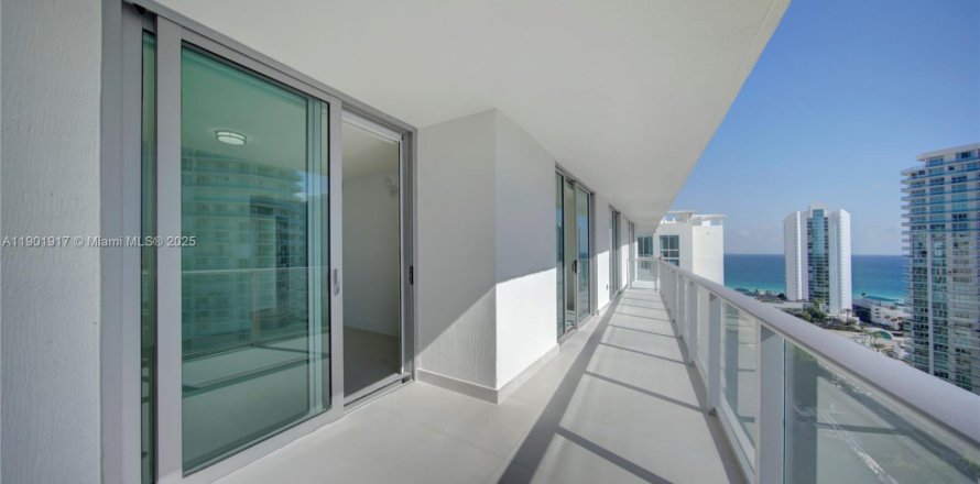 Condo in Sunny Isles Beach, Florida, 2 bedrooms  № 1953572