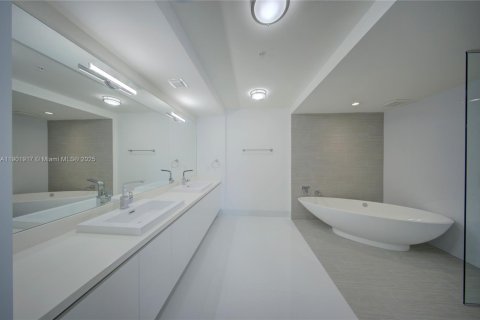 Condo in Sunny Isles Beach, Florida, 2 bedrooms  № 1953572 - photo 20