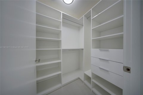 Condo in Sunny Isles Beach, Florida, 2 bedrooms  № 1953572 - photo 16