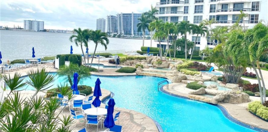 Кондоминиум с 2 спальнями в Авентура, Флорида № 1982513