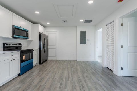 House in Stuart, Florida 2 bedrooms, 53.88 sq.m. № 2168857 - photo 3