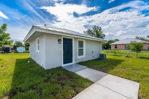 House in Stuart, Florida 2 bedrooms, 53.88 sq.m. № 2168857 - photo 15