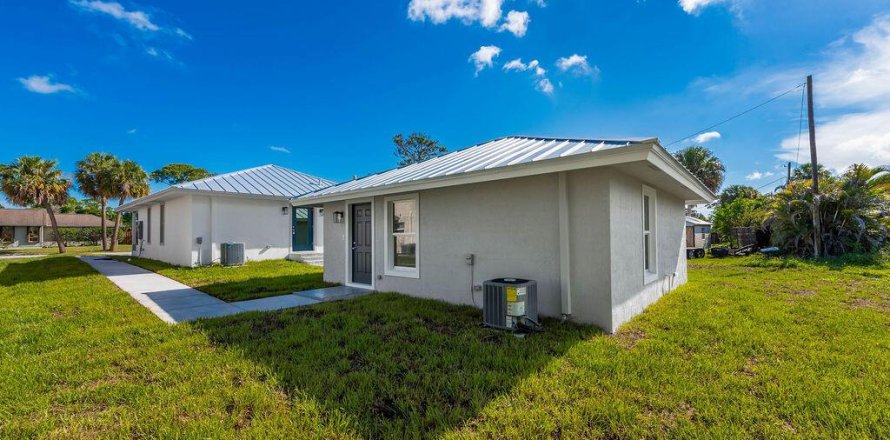 House in Stuart, Florida 2 bedrooms, 53.88 sq.m. № 2168857